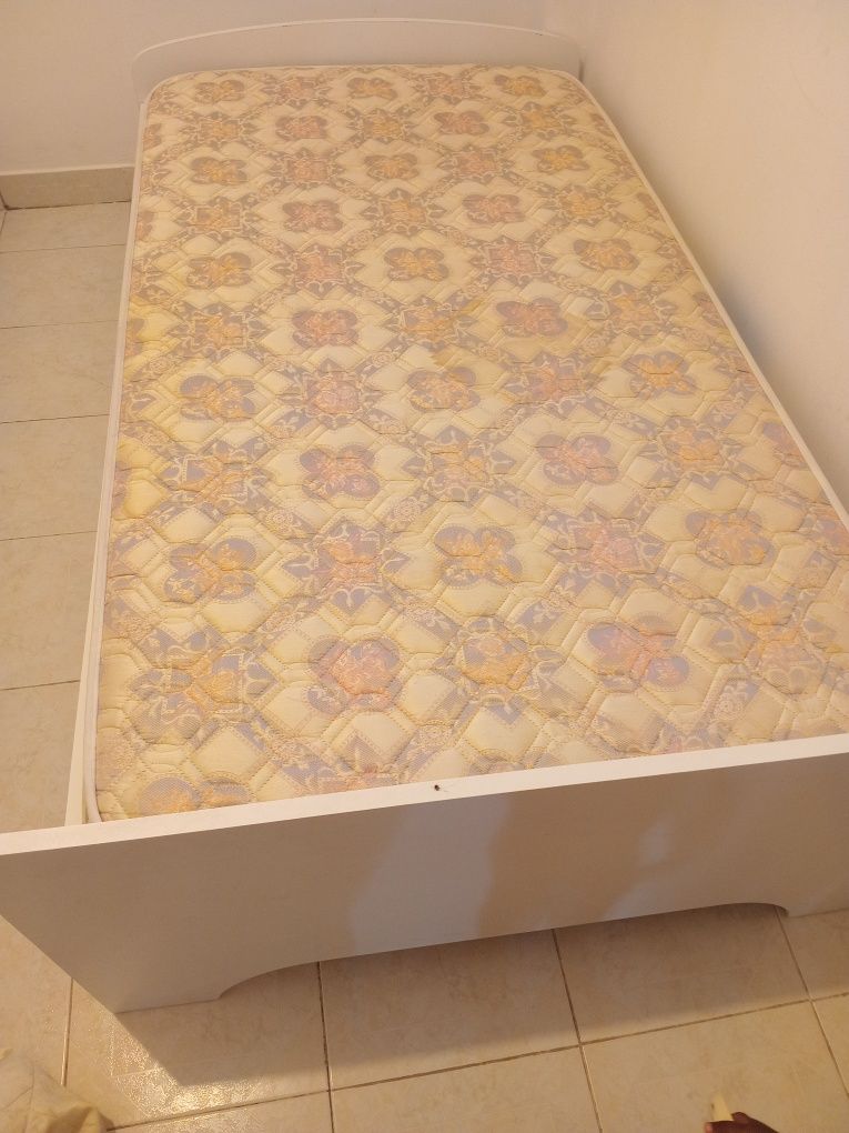 Vendo esta cama de solteiro em muito  bom estado