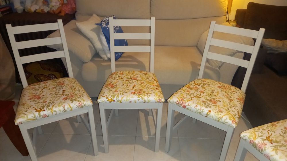 4 cadeiras em madeira,forradas e pintadas de novo.
Excelente estado.