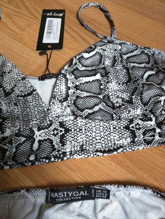 Чёрно-белый комплект бикини от nastygal! 12(40) змеиная кожа.