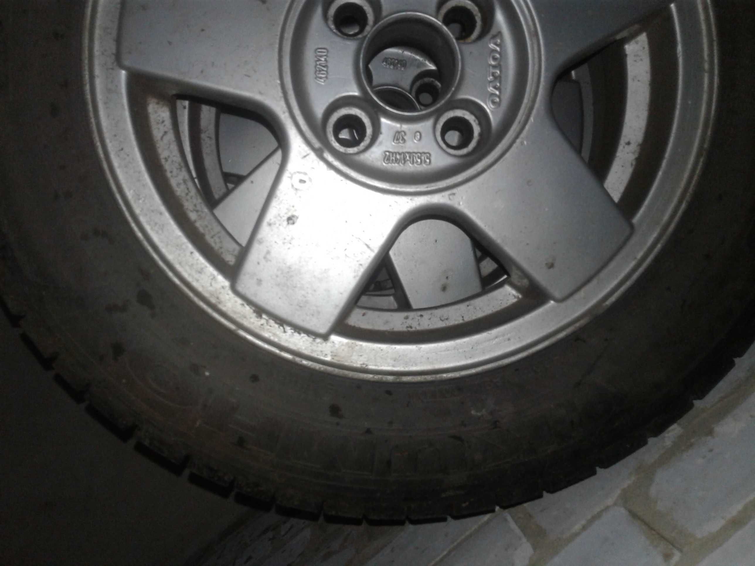 Зимняя резина Kumho KW21 (175/65R14 82Q) на литых дисках 5.5Jx14H2 E37