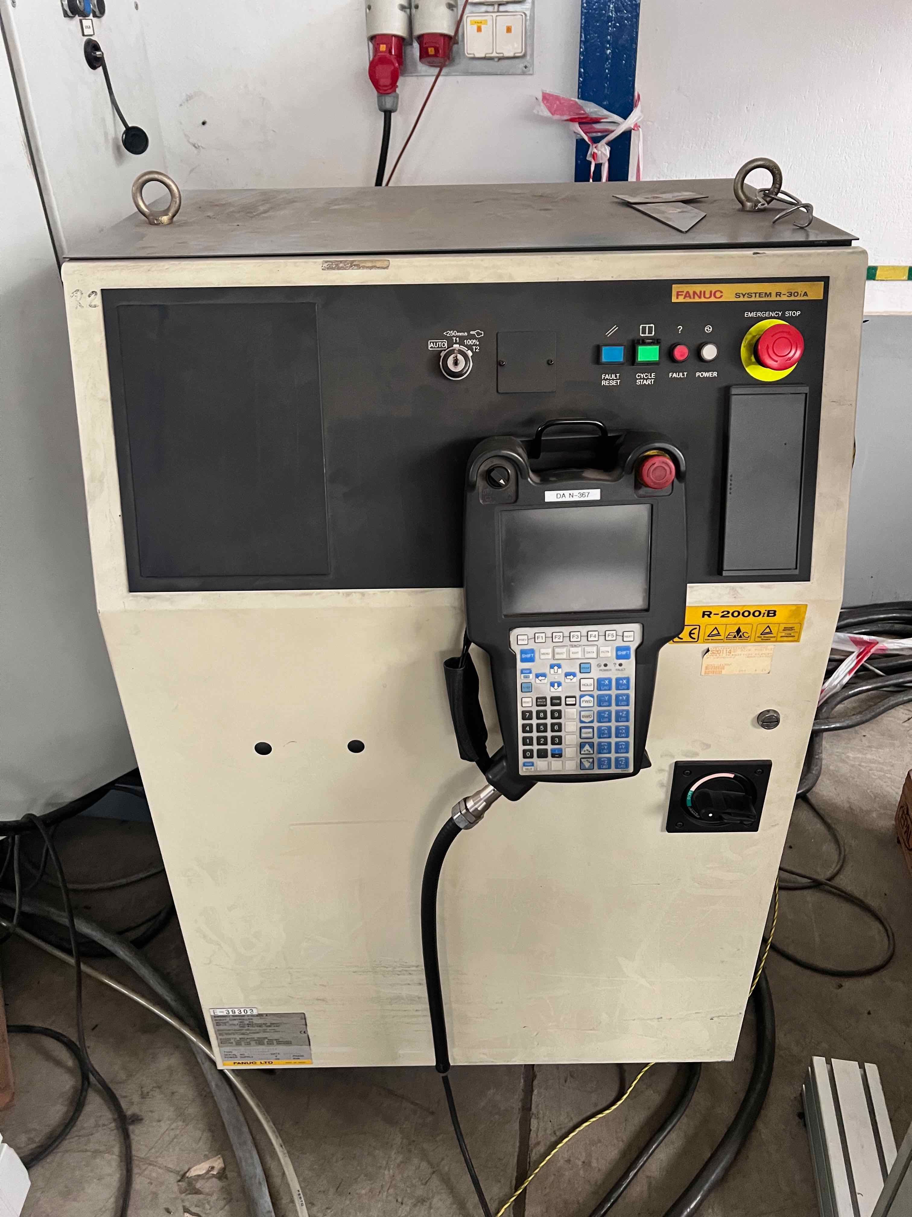 2xRobot Fanuc R-2000iB 165F R-30iA ze x2 zgrzewarkami oporowymi