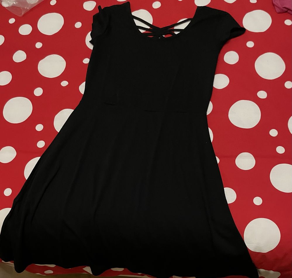 Vestido preto com costas abertas