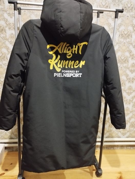 Зимова подовжена куртка на підлітка