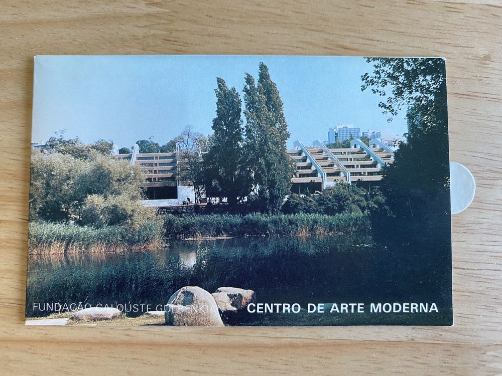 Postal Fundação Calouste Gulbenkian com carteira embutida com 12 ilustrações (1991)