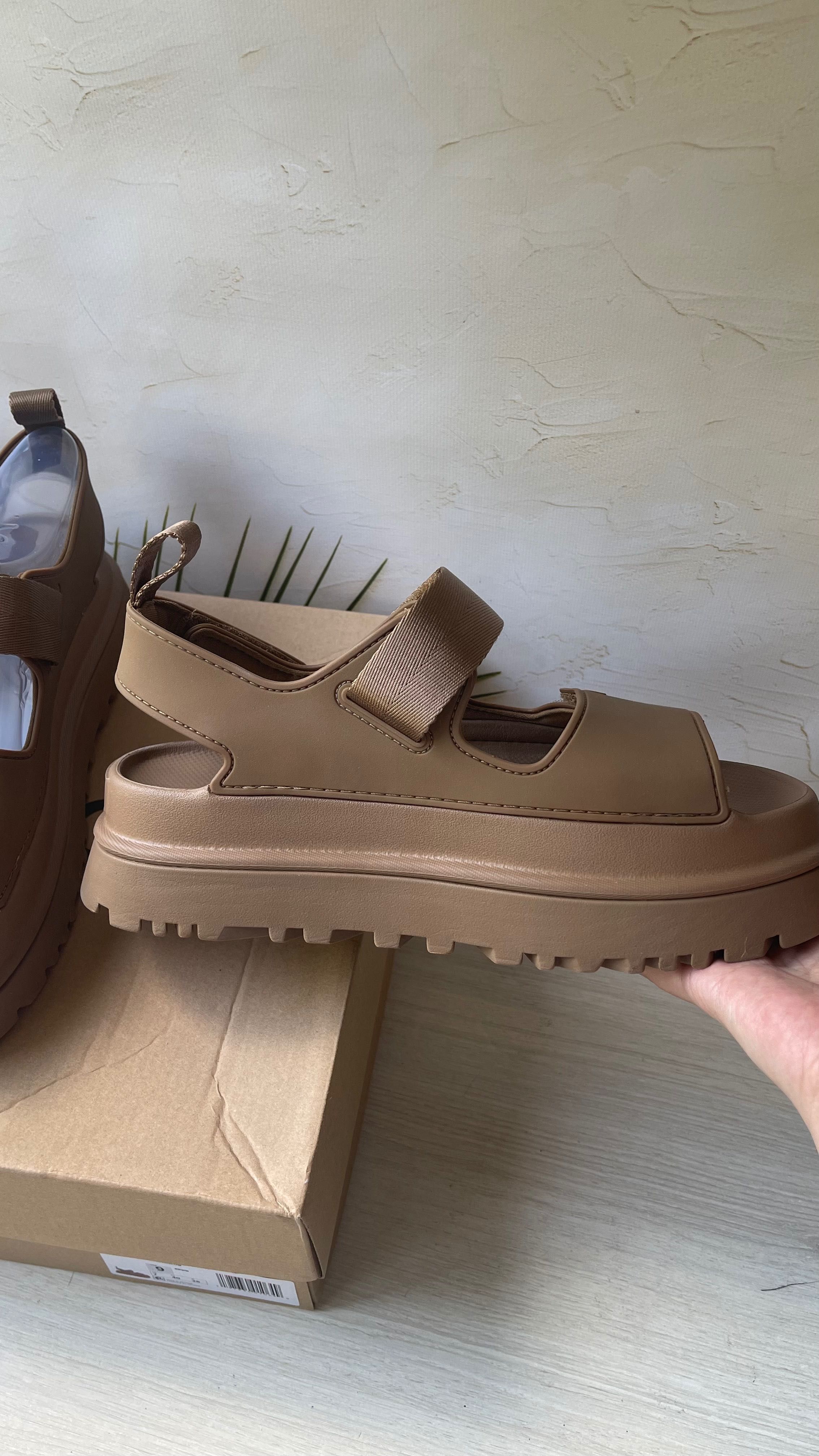 Босоніжки UGG 9р