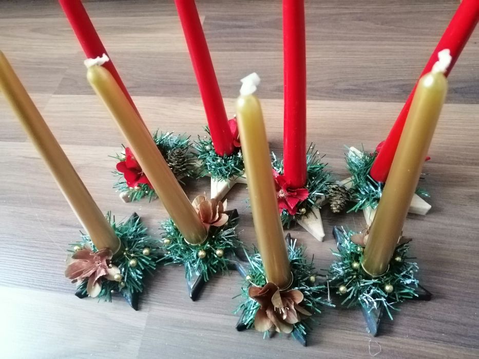 Adwentnik stroik świąteczny. Dekoracja stołu. Ozdoby z świecą.