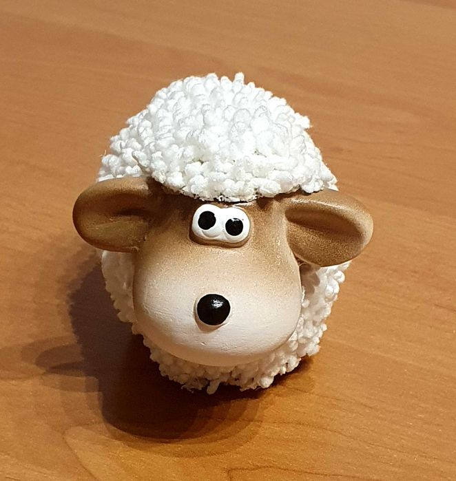 Uroczy baranek wielkanocny. Ozdoba wielkanocna. Baranek na Wielkanoc