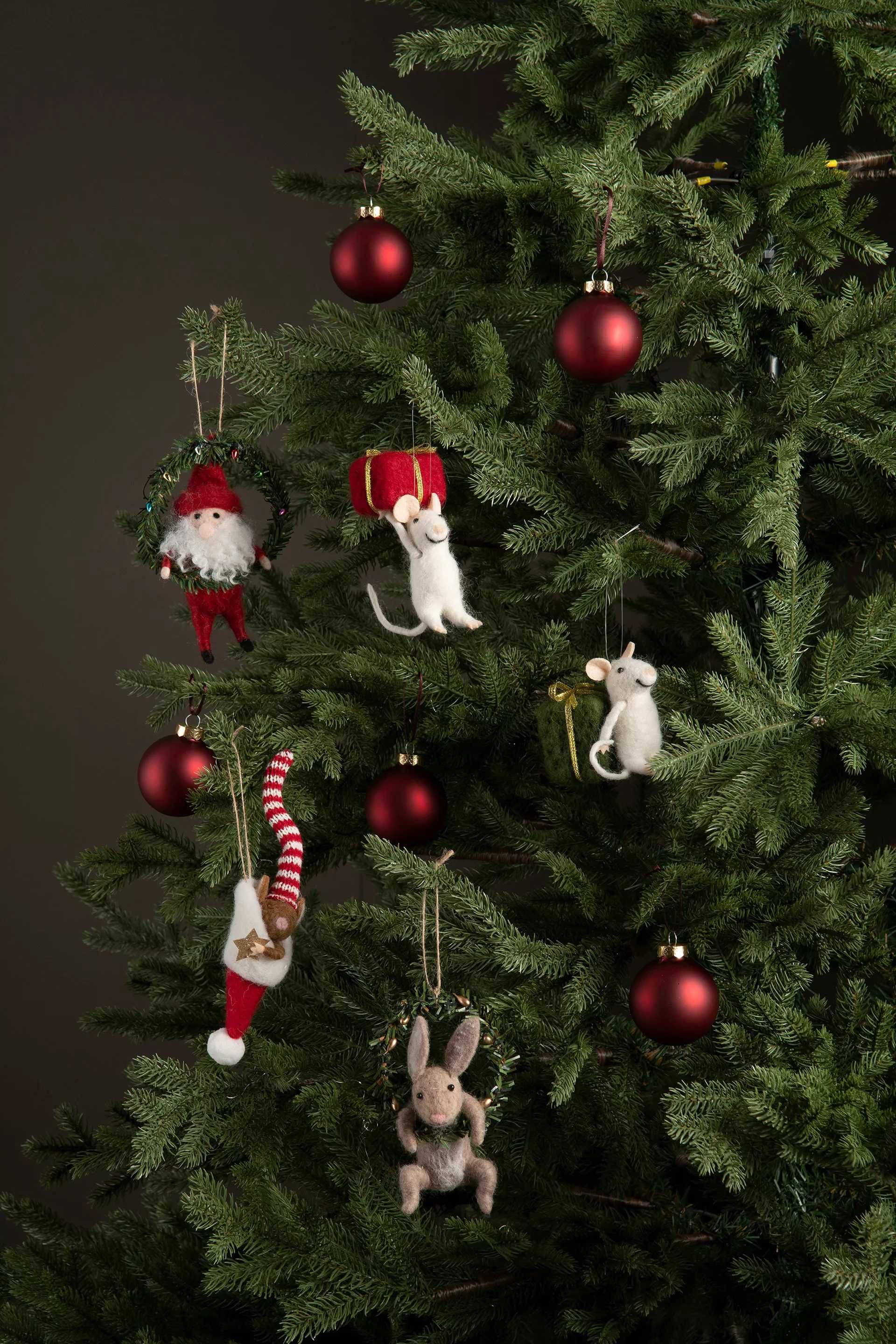 Myszka wełniana śpiąca w świątecznej czapce zawieszka