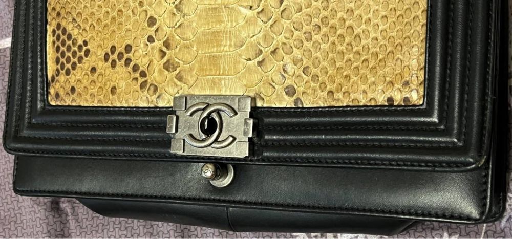 Сумка Chanel з натуральної шкіри та шкіри питону .