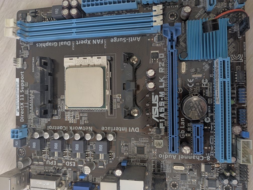 Материнська плата Asus F1A55-M FM1 amd  4-ядер A6 3500 4Gb + кулер