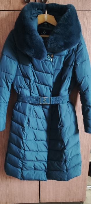 Продам зимове жіноче пальто з капюшоном.