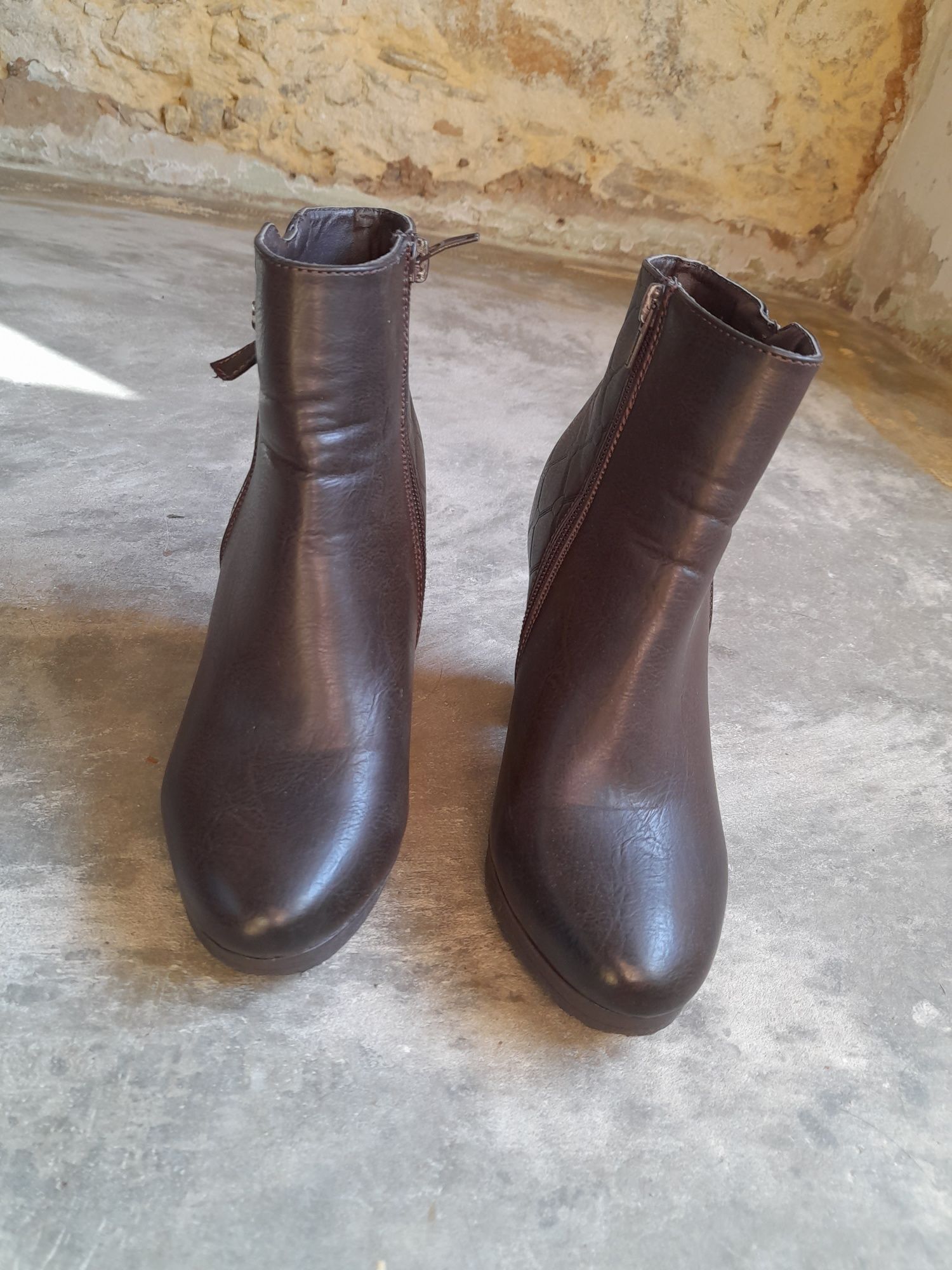 Botas castanhas salto alto