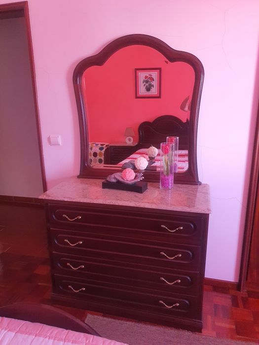 Vendo mobília de quarto com duas camas solteiro.