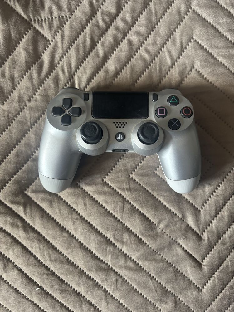 PS4 + 3 pady + 17 gier –  komplet gotowy do grania!