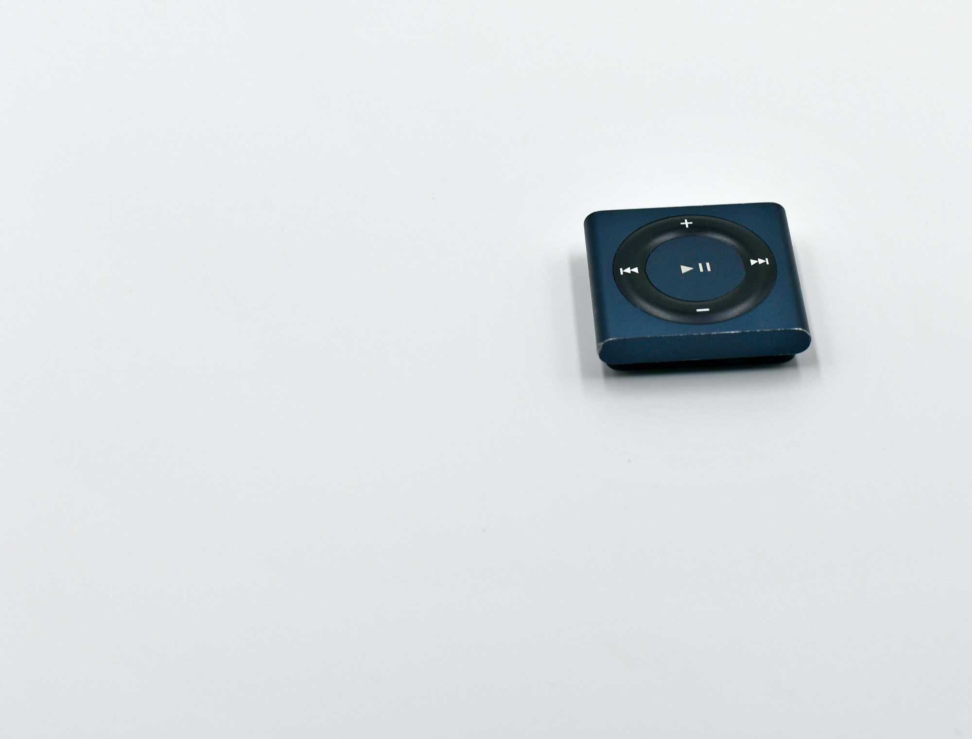 Apple iPod плеер.