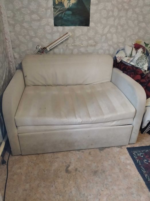 продам старый диван недорого