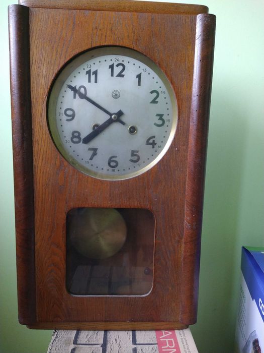 Stary zegar wiszący  z wachadłem