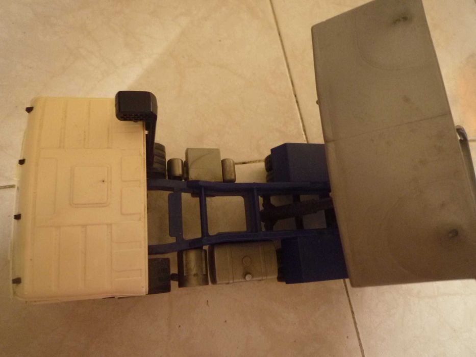 Camião Volvo EMEY escala 1/18 FL10 Intercooler em PVC