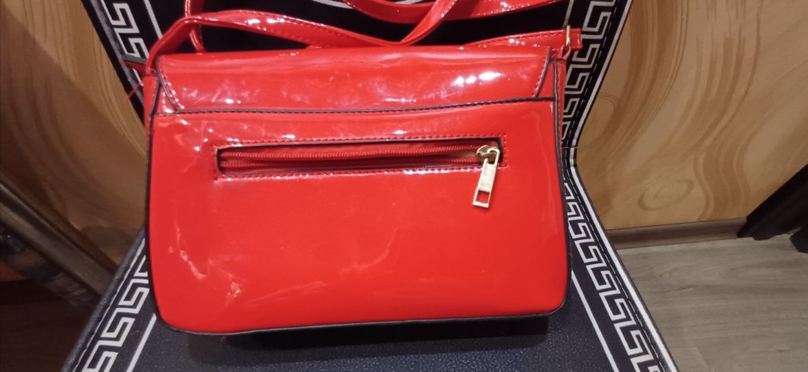 Класна червона сумочка