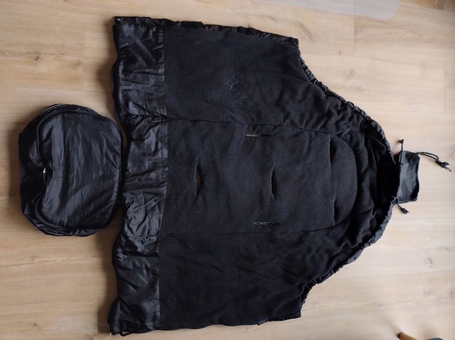 Czarny uniwersalny zimowy śpiworek do wózka Kaiser