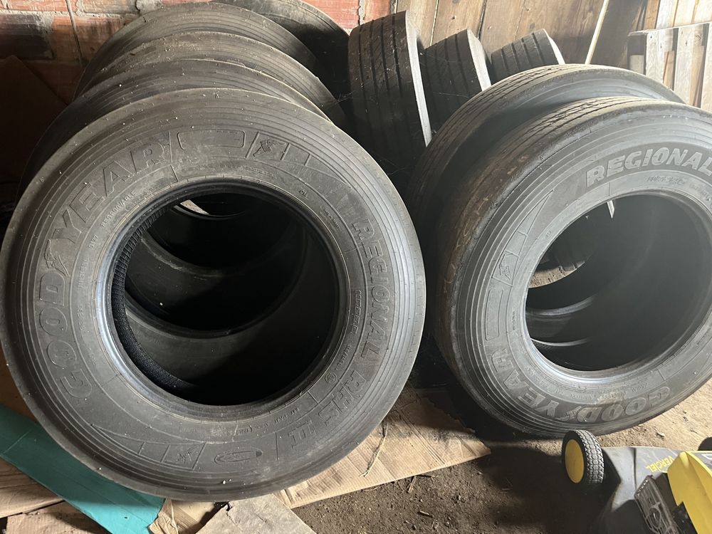 Pneus 11R 22.5 goodyear