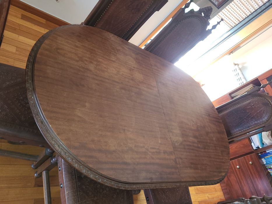 Mesa de jantar em madeira