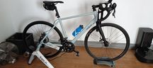Bicicleta estrada Triban rc120 e rolo tacx Flow Smart