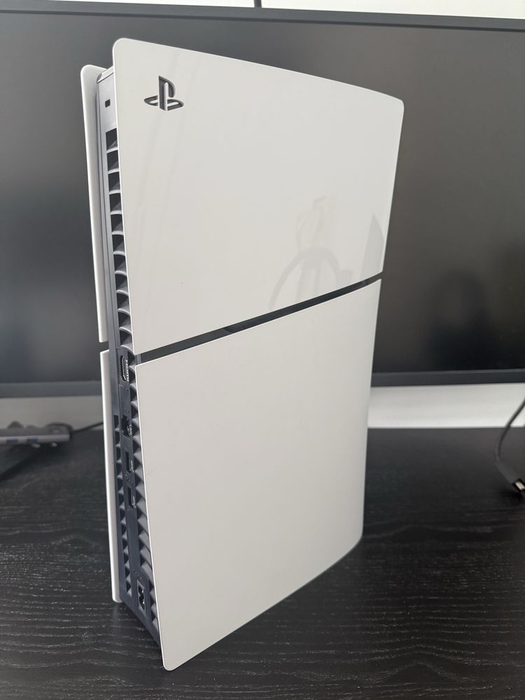 PlayStation 5 z kwietnia 2024 + napęd + 2 pady + RDR2 + FIFA 23