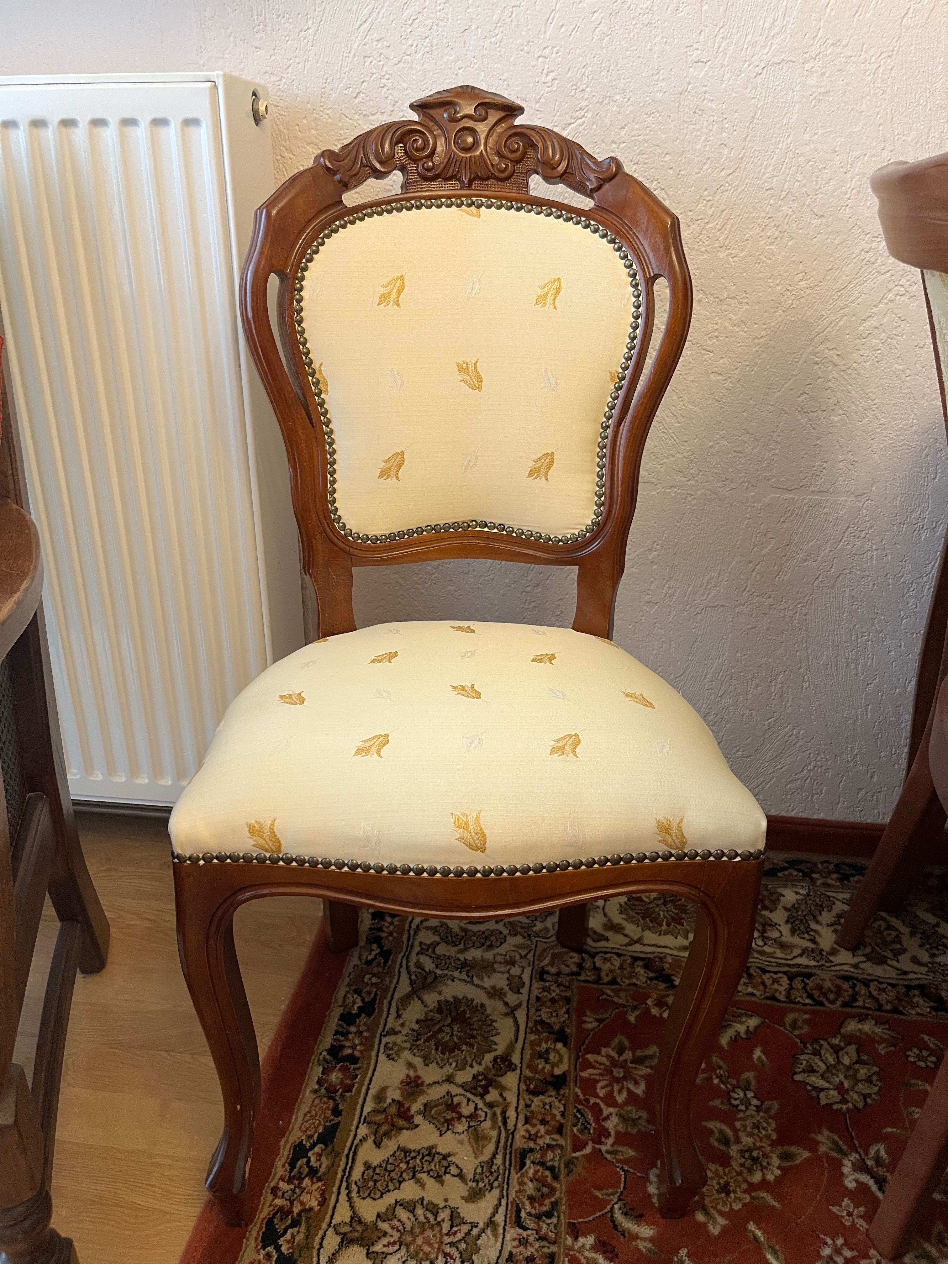 Dwa rzeźbione tapicerowane krzesła fotele w stylu Ludwik XVI