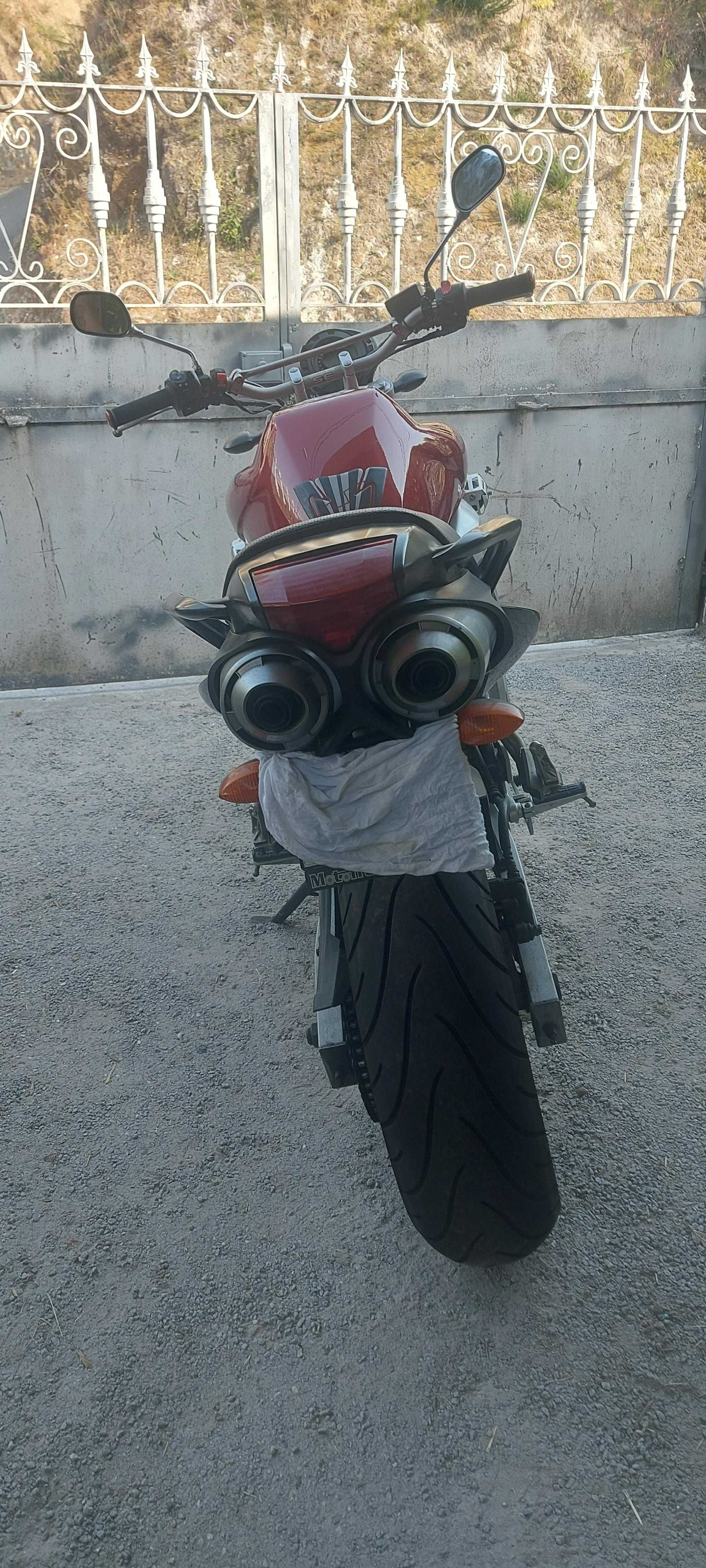 Vendo Motociclo  YAMAHA FZS 600 em excelente estado.