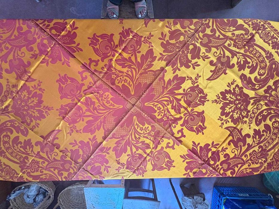 Várias colchas de damasco do século passado