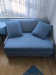 Rozkładana niebieska sofa