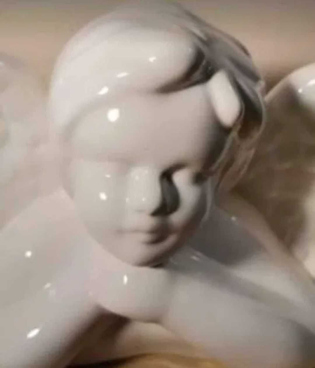 *Estatueta de Anjo*   *Cerâmica Vidrada *