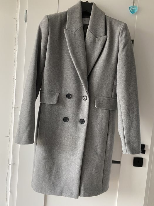 Szary płaszcz marki Reserved