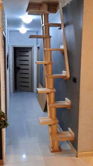 Schody drewniane, samonośne kolumnowe do wąskich i małych pomieszczeń.