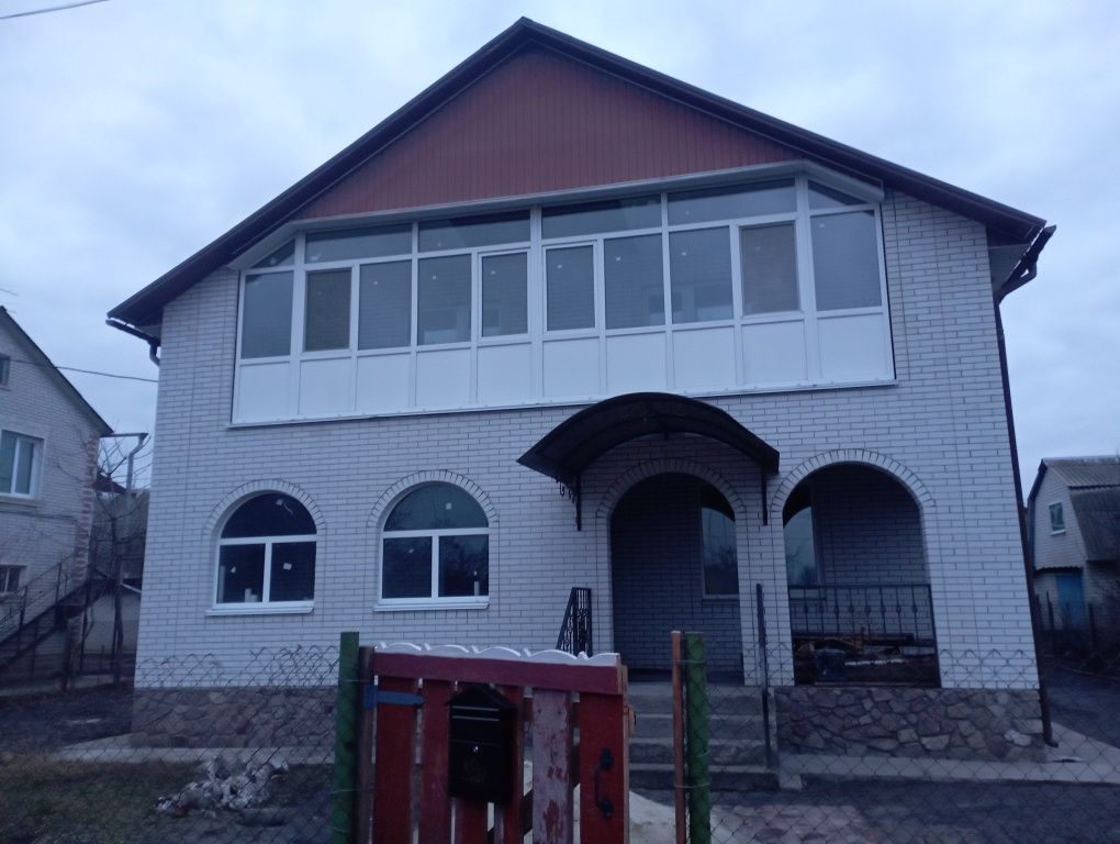 Продам будинок, в будинку зроблено ремонт заходь живи.