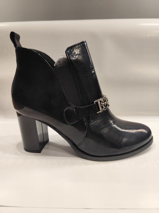 Botki czarne lakierowane skórzane łańcuch 38