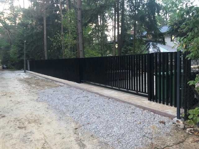 Bramy przesuwne z integrowaną furtką ,balkon,balustrady