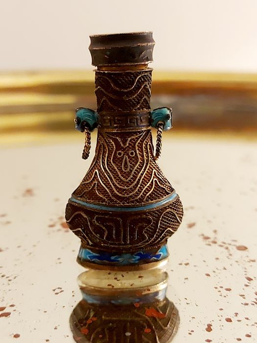 Garrafinha miniatura em prata e esmaltes.