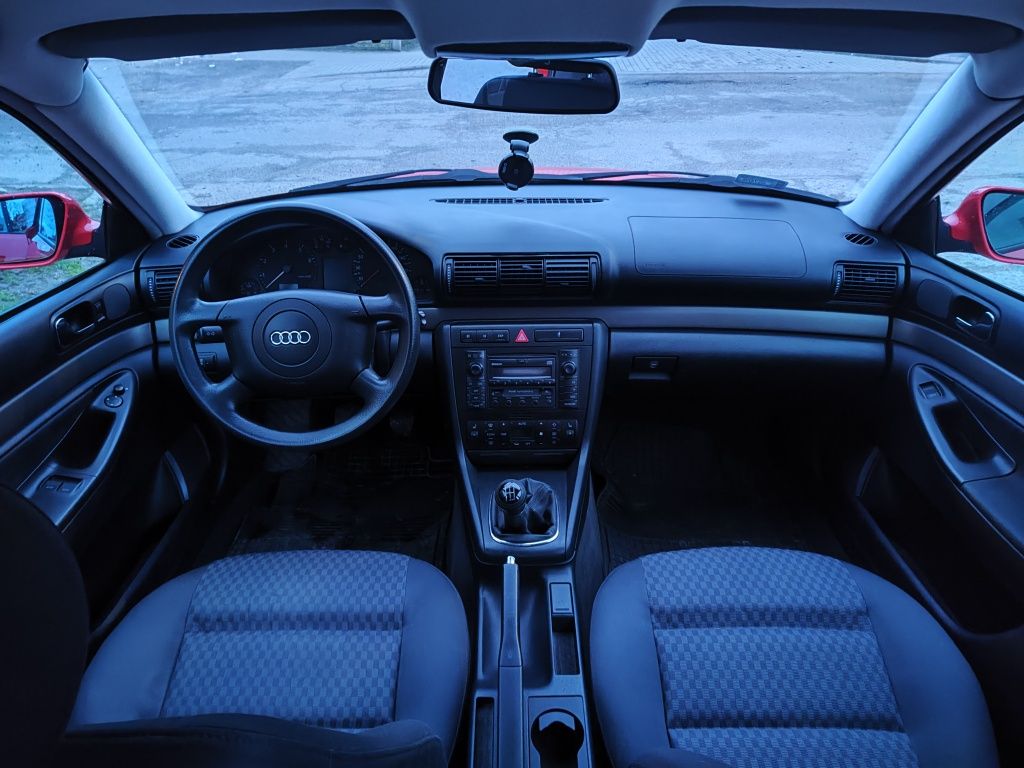Audi A4 B5 1.6 benzyna 1999 bogate wyposażenie,10 lat w jednych rękach