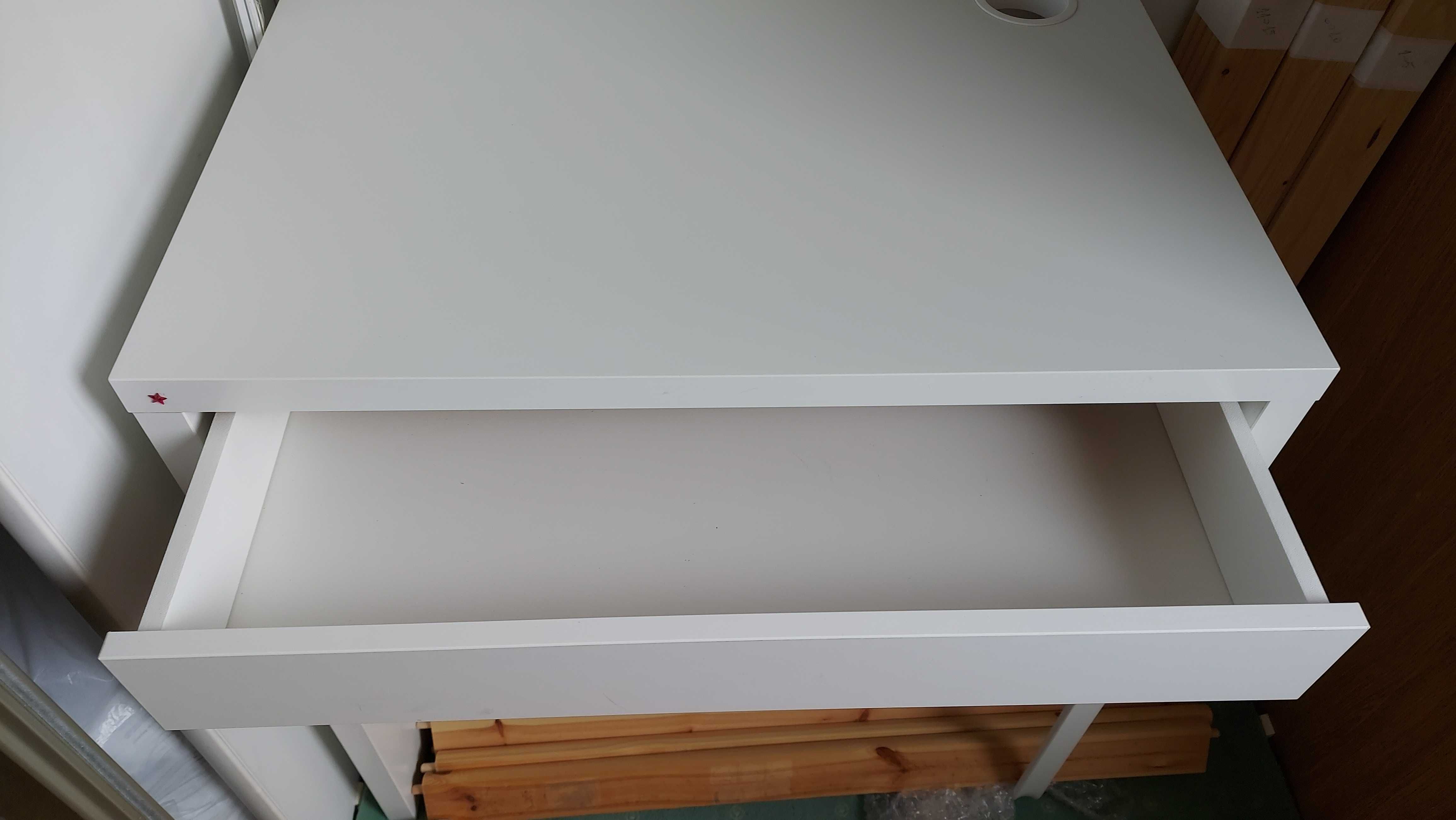Biurko z szufladą Micke z Ikea białe , wys.75 x szer.73 x gł.50cm