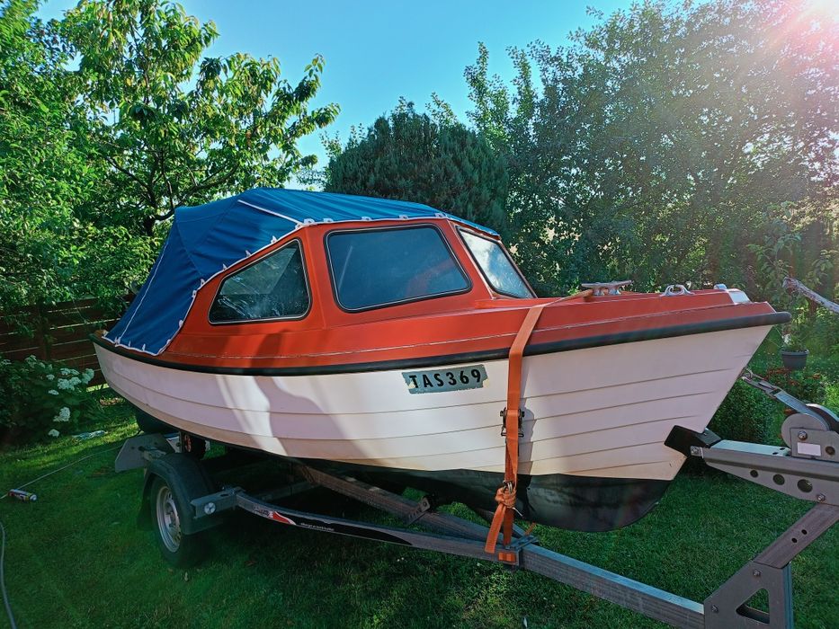 Łódka z silnikiem zaburtowym  Johnson