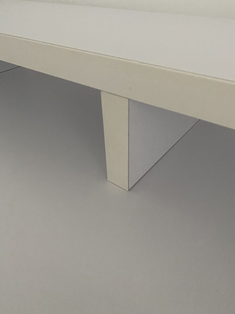 Białe biurko drewniane