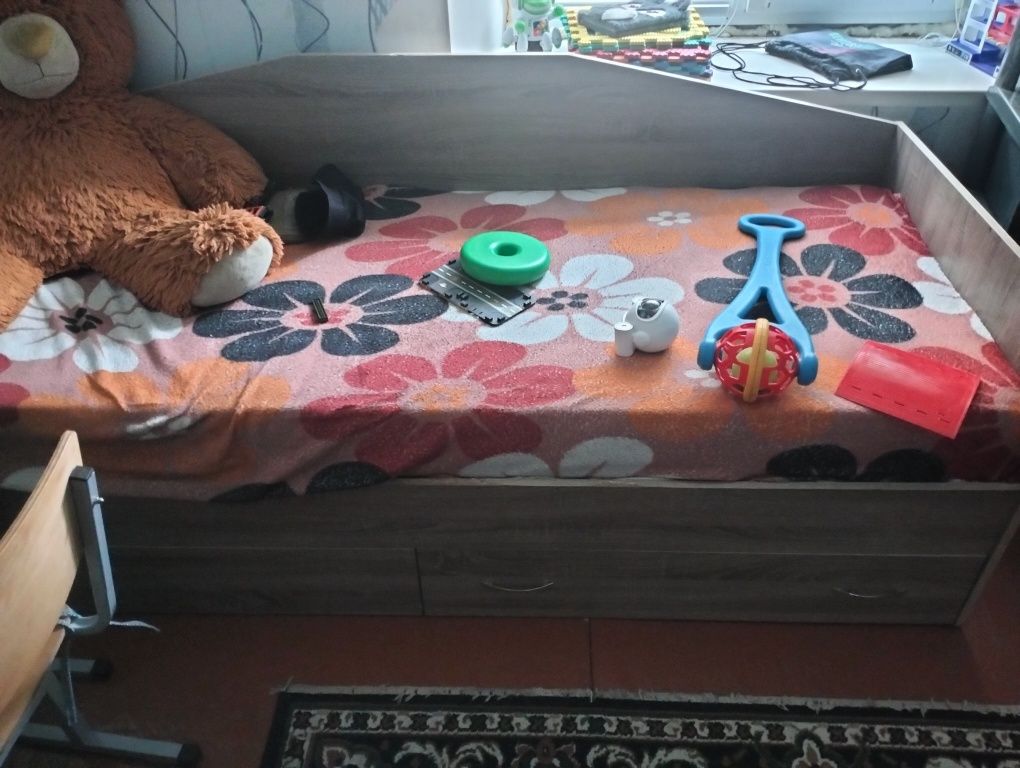 Кровать с матрасом