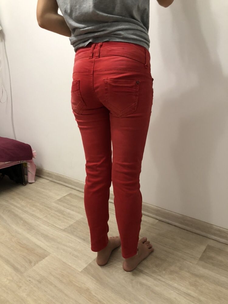 Женские красные джинсы Terranova