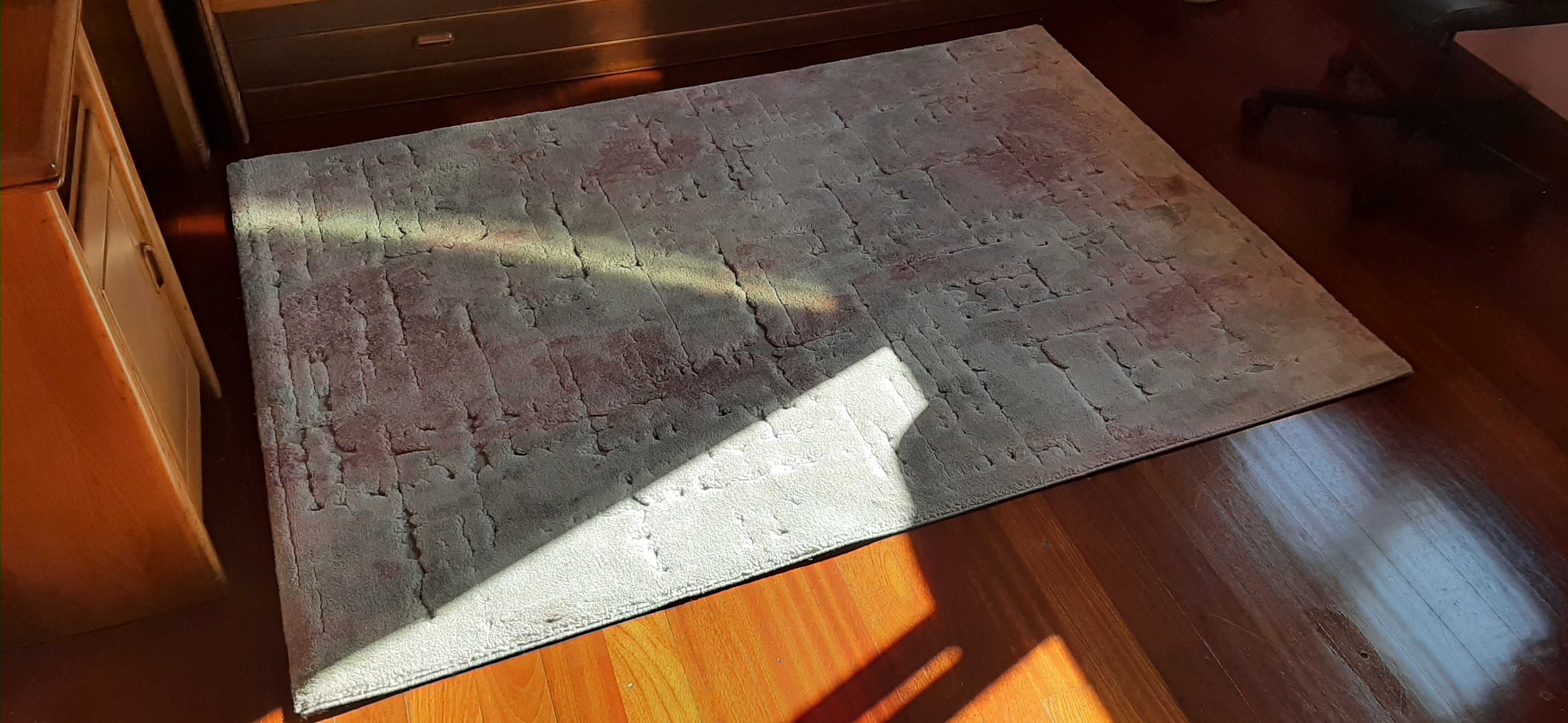 Carpete para quarto de menina, em tons claros de rosa e cinza