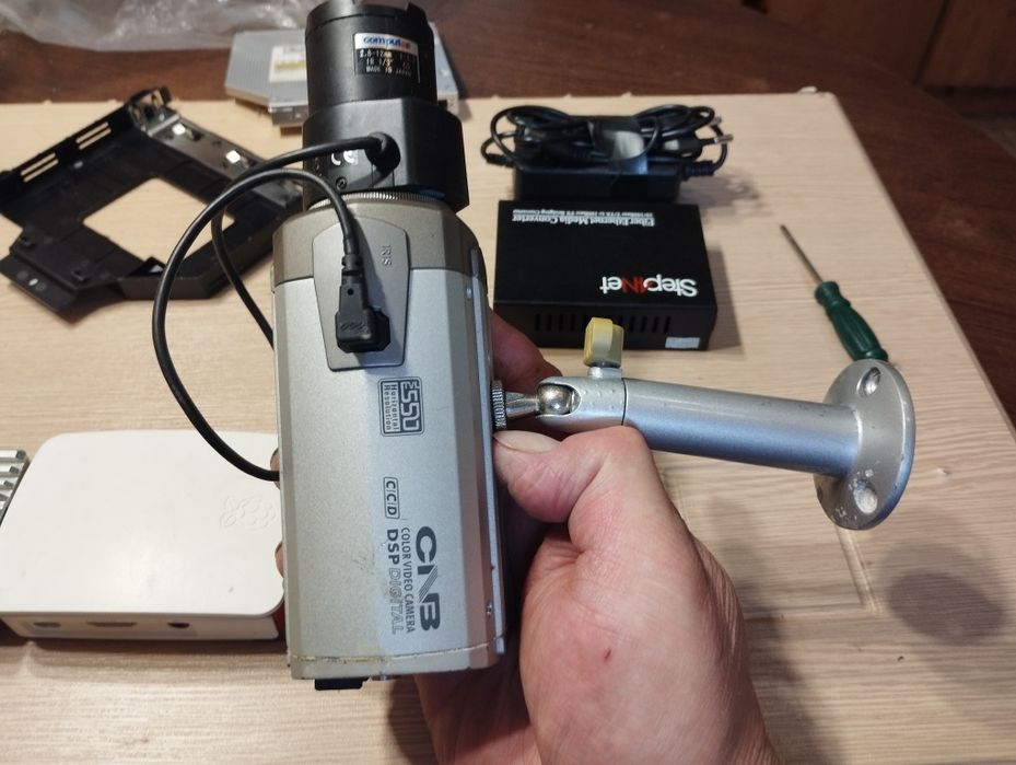 Микропроцессор,дисковод в ноутбук, две камеры видео наблюдения