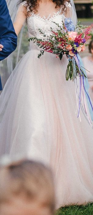 Ніжна і романтична весільна сукня зі шлейфом.