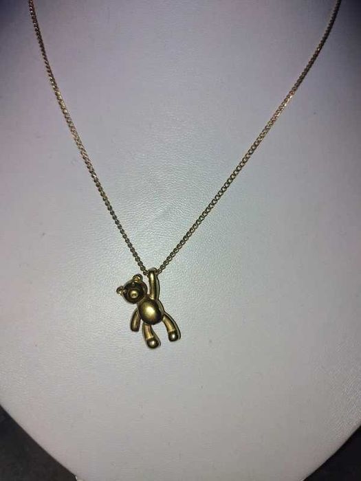 nowy naszyjnik w kolorze złota z zawieszką przedstawiającą misia