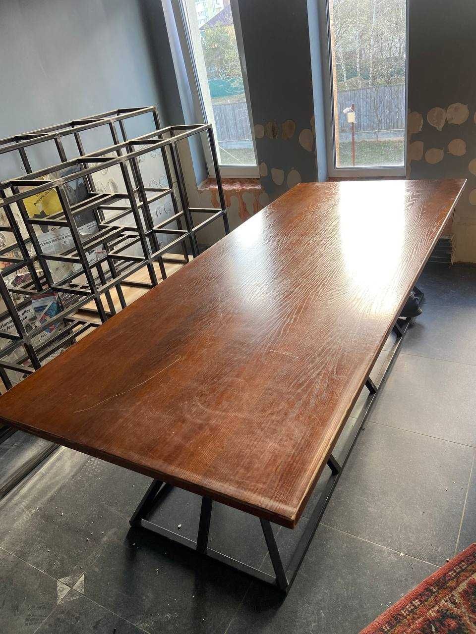 Великий дерев'яний стіл з металевим каркасом